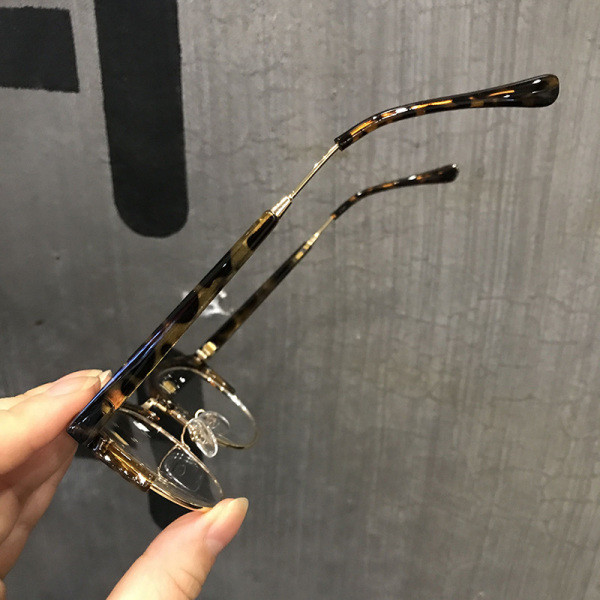 Aktualne ženske naočale okruglog oblika i plastičnog okvira