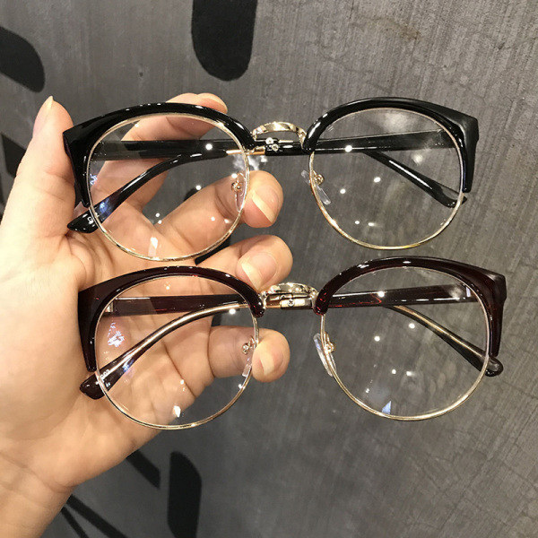 Aktualne ženske naočale okruglog oblika i plastičnog okvira