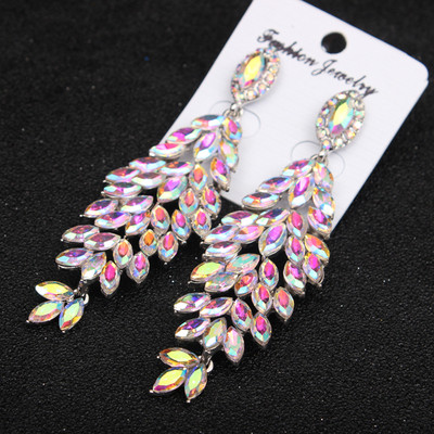 Moodsad naiste rippuvad värviliste kivikestega kõrvarõngad