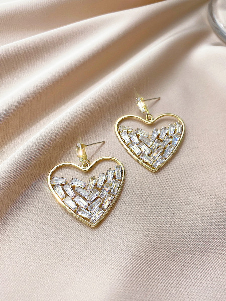 Moodsad naiste südamekujulised valgete kivikestega kõrvarõngad