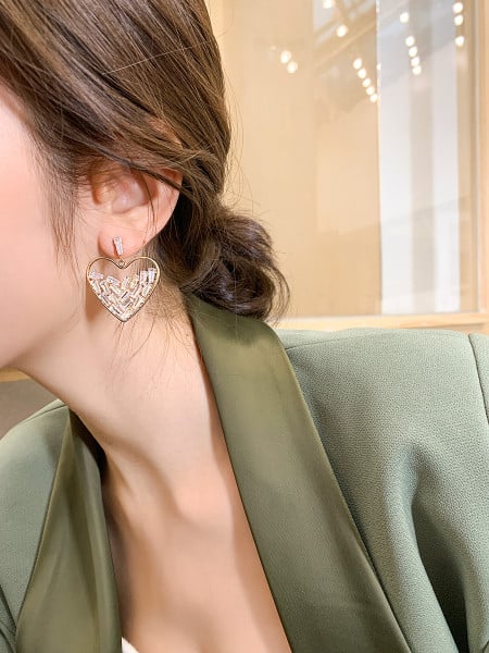 Moodsad naiste südamekujulised valgete kivikestega kõrvarõngad