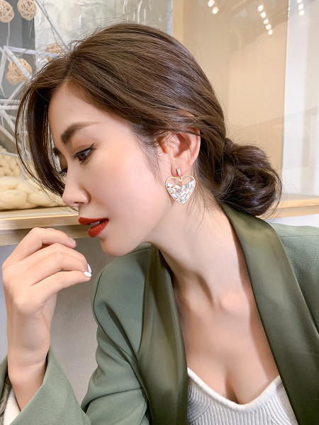 Moodsad naiste südamekujulised valgete kivikestega kõrvarõngad