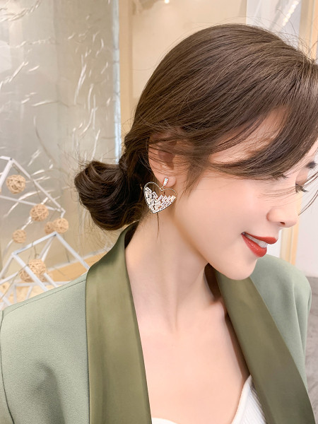 Moodsad naiste südamekujulised valgete kivikestega kõrvarõngad