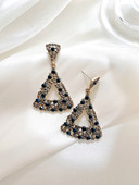 Háromszög alakú, zöld kövekkel díszített, lógó női fülbevaló