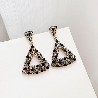 Háromszög alakú, zöld kövekkel díszített, lógó női fülbevaló