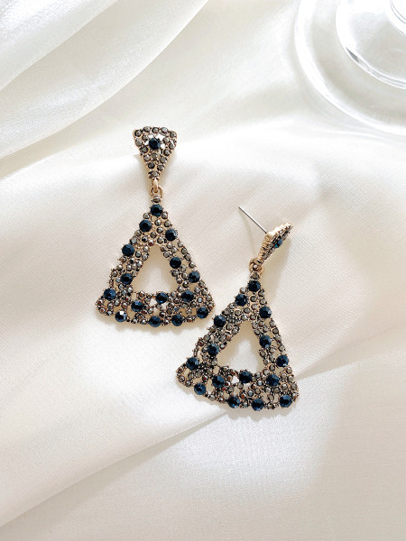 Háromszög alakú, zöld kövekkel díszített, lógó női fülbevaló