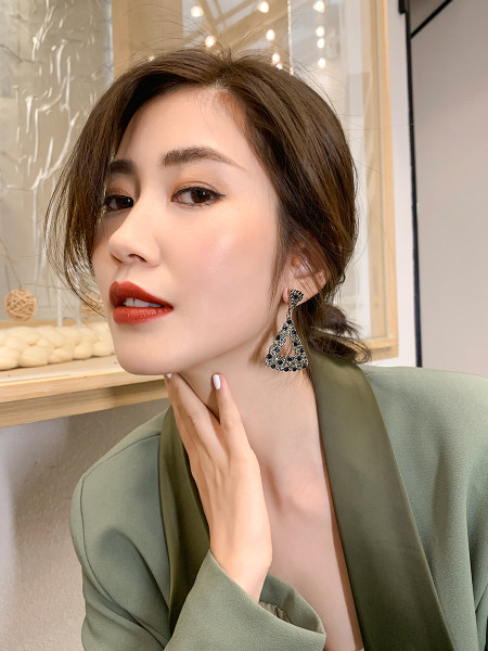 Háromszög alakú, zöld kövekkel díszített, lógó női fülbevaló