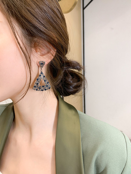 Háromszög alakú, zöld kövekkel díszített, lógó női fülbevaló