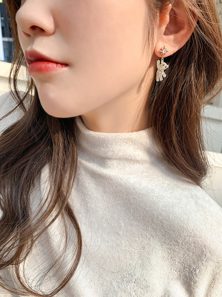 Moodsad rippuvad naiste karukujulised kividega kõrvarõngad