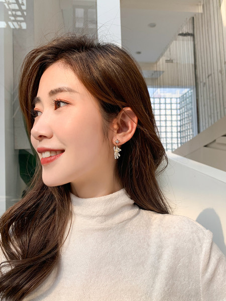 Moodsad rippuvad naiste karukujulised kividega kõrvarõngad