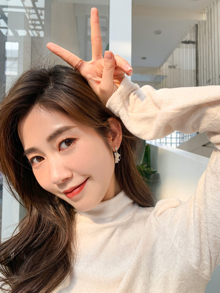 Moodsad rippuvad naiste karukujulised kividega kõrvarõngad