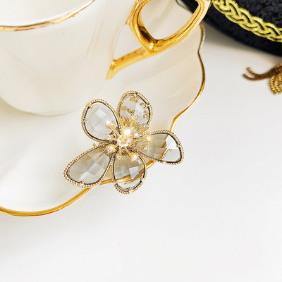 Moodne naiste reguleeritav lillekujuliste kivikestega sõrmus