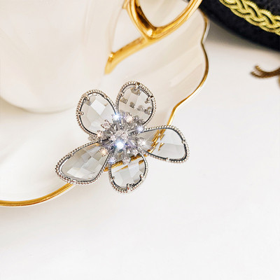 Moodne naiste reguleeritav lillekujuliste kivikestega sõrmus