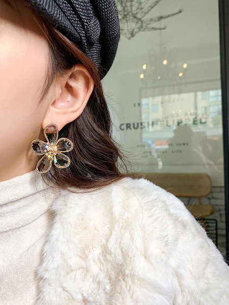 Stiilsed naiste lillekujulised kivikestega kõrvarõngad