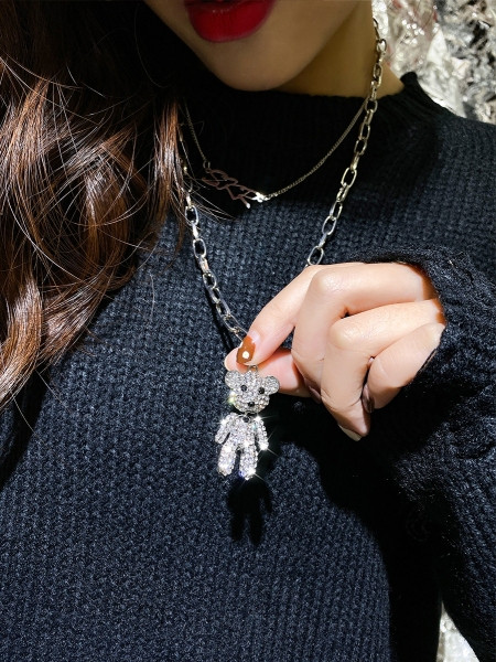 Moodne naiste kaelakee kividega karu kujulise ripatsiga