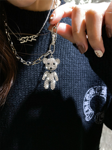 Moodne naiste kaelakee kividega karu kujulise ripatsiga