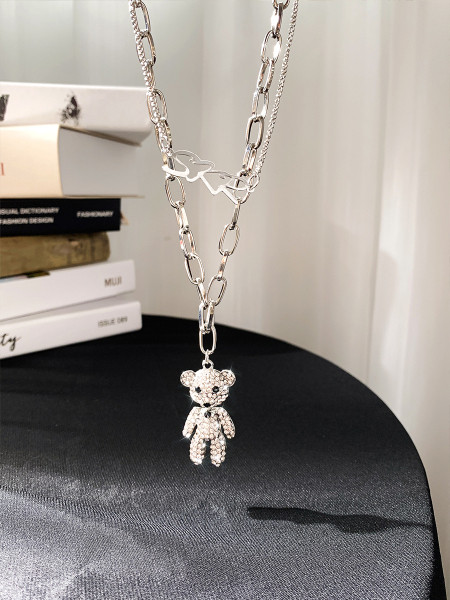 Moodne naiste kaelakee kividega karu kujulise ripatsiga