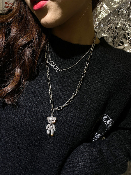 Moodne naiste kaelakee kividega karu kujulise ripatsiga