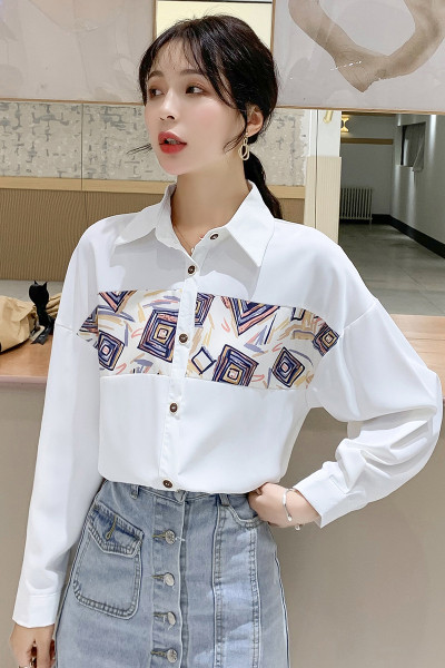 Modern női ing gombokkal és színes mintával