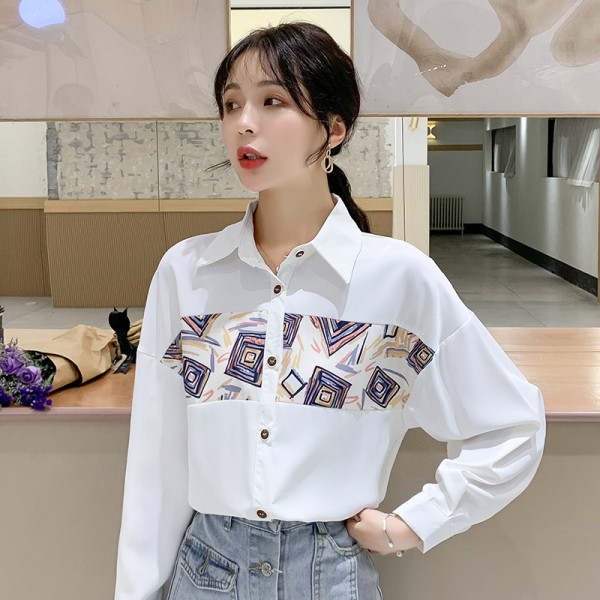 Modern női ing gombokkal és színes mintával