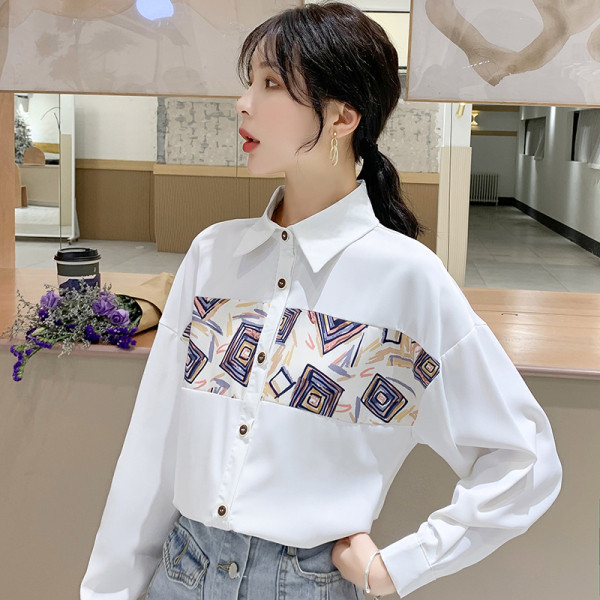 Modern női ing gombokkal és színes mintával