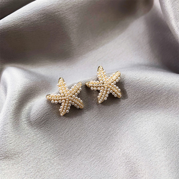 Kis női fülbevaló gyöngyös csillag alakú