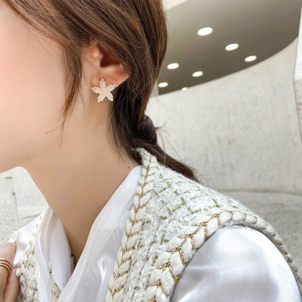 Kis női fülbevaló gyöngyös csillag alakú