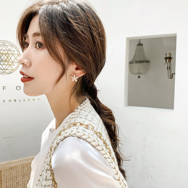 Kis női fülbevaló gyöngyös csillag alakú