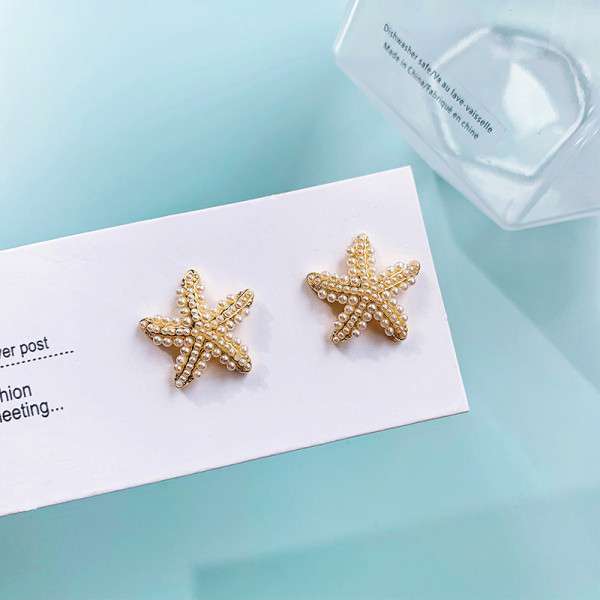 Kis női fülbevaló gyöngyös csillag alakú