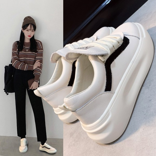 Alkalmi női tavaszi tornacipő lapos talppal - eko bőrből, fehér színben