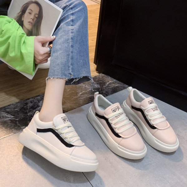 Alkalmi női tavaszi tornacipő lapos talppal - eko bőrből, fehér színben