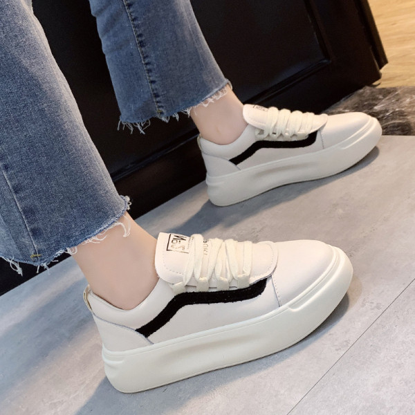 Alkalmi női tavaszi tornacipő lapos talppal - eko bőrből, fehér színben