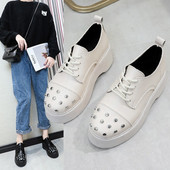 Naiste moodsad metallist neetide ja lameda tallaga ökonahast kingad