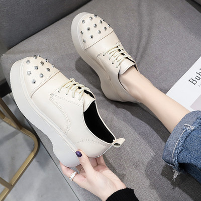 Naiste moodsad metallist neetide ja lameda tallaga ökonahast kingad