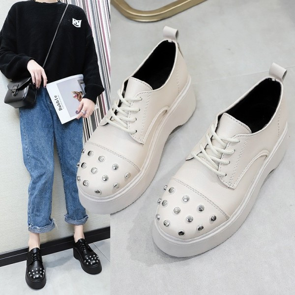 Naiste moodsad metallist neetide ja lameda tallaga ökonahast kingad