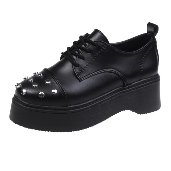 Naiste moodsad metallist neetide ja lameda tallaga ökonahast kingad