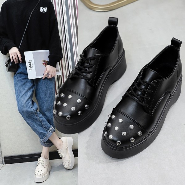 Naiste moodsad metallist neetide ja lameda tallaga ökonahast kingad