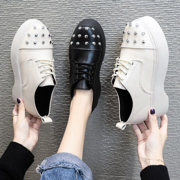 Naiste moodsad metallist neetide ja lameda tallaga ökonahast kingad