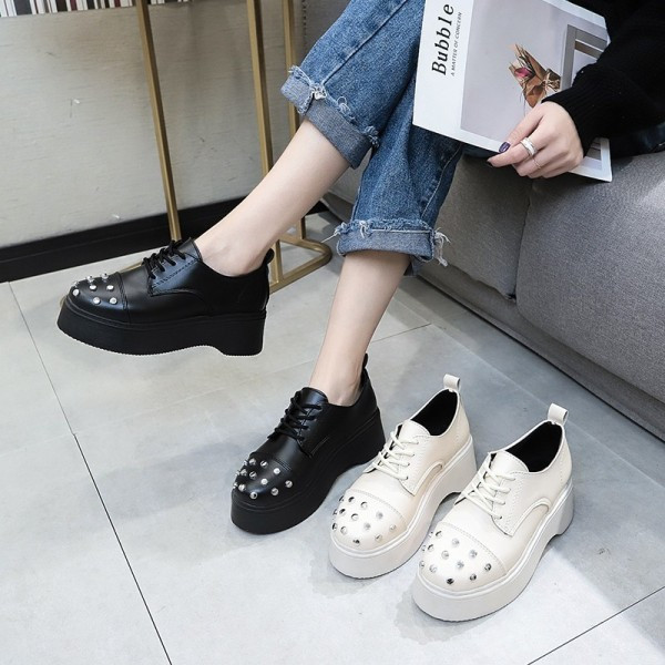 Naiste moodsad metallist neetide ja lameda tallaga ökonahast kingad