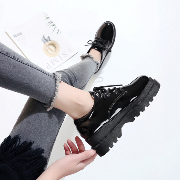 Modern női cipők ökobőrből fekete színben - két modell