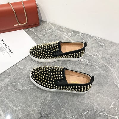 Uus mudel kaasaegsed naiste mokassiinid metallist naelu ja lameda tallaga