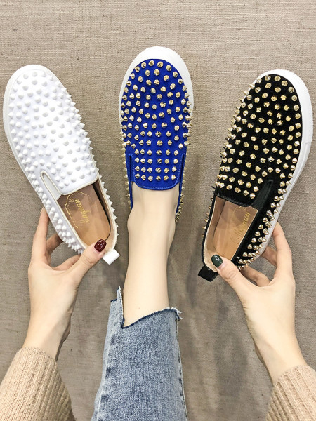 Uus mudel kaasaegsed naiste mokassiinid metallist naelu ja lameda tallaga