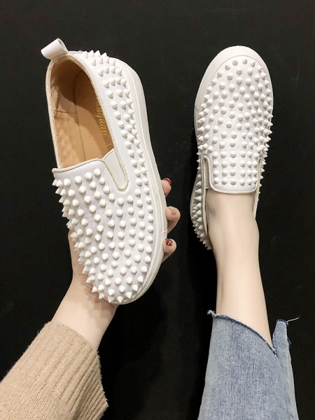 Uus mudel kaasaegsed naiste mokassiinid metallist naelu ja lameda tallaga