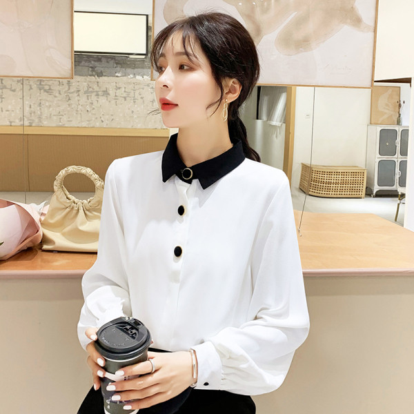 Klassikalise krae ja valgete nööpidega vabaaja naiste särk