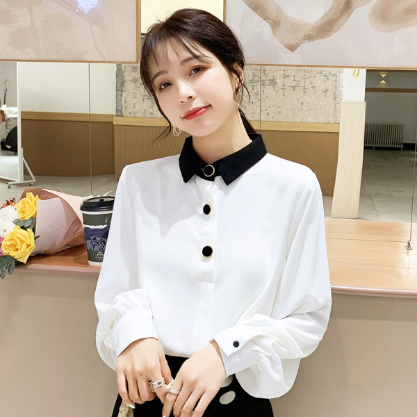 Klassikalise krae ja valgete nööpidega vabaaja naiste särk