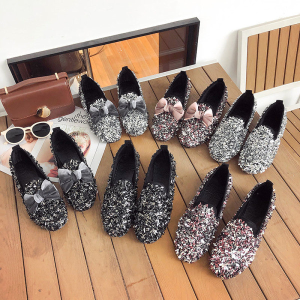 Särava efektiga ja tasase tallaga naiste vabaajajalatsid - kaks mudelit