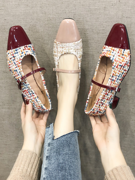 Elegantne ženske cipele s niskom petom i kopčom