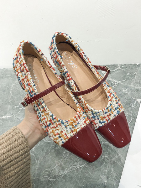 Elegantne ženske cipele s niskom petom i kopčom