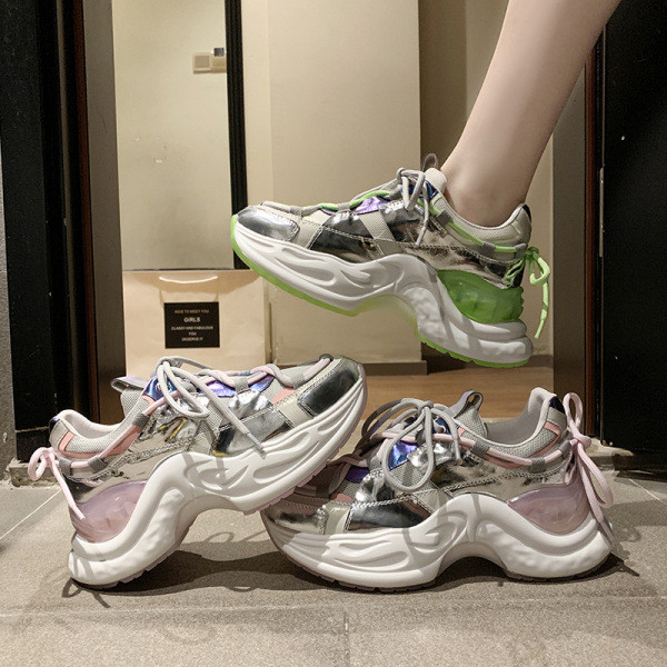 Praegused naiste kevad-sügis krobelise tallaga tossud