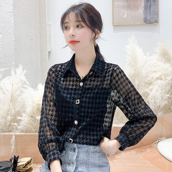 Új modell női ing gombokkal, klasszikus gallérral és hosszú ujjal